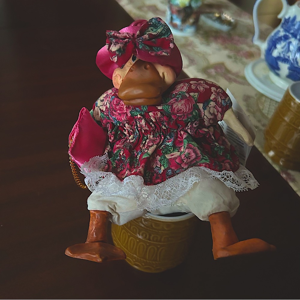 Russ Berrie The Country Folks Mrs. Quackmire Sitting Girl Duck Decoration Doll